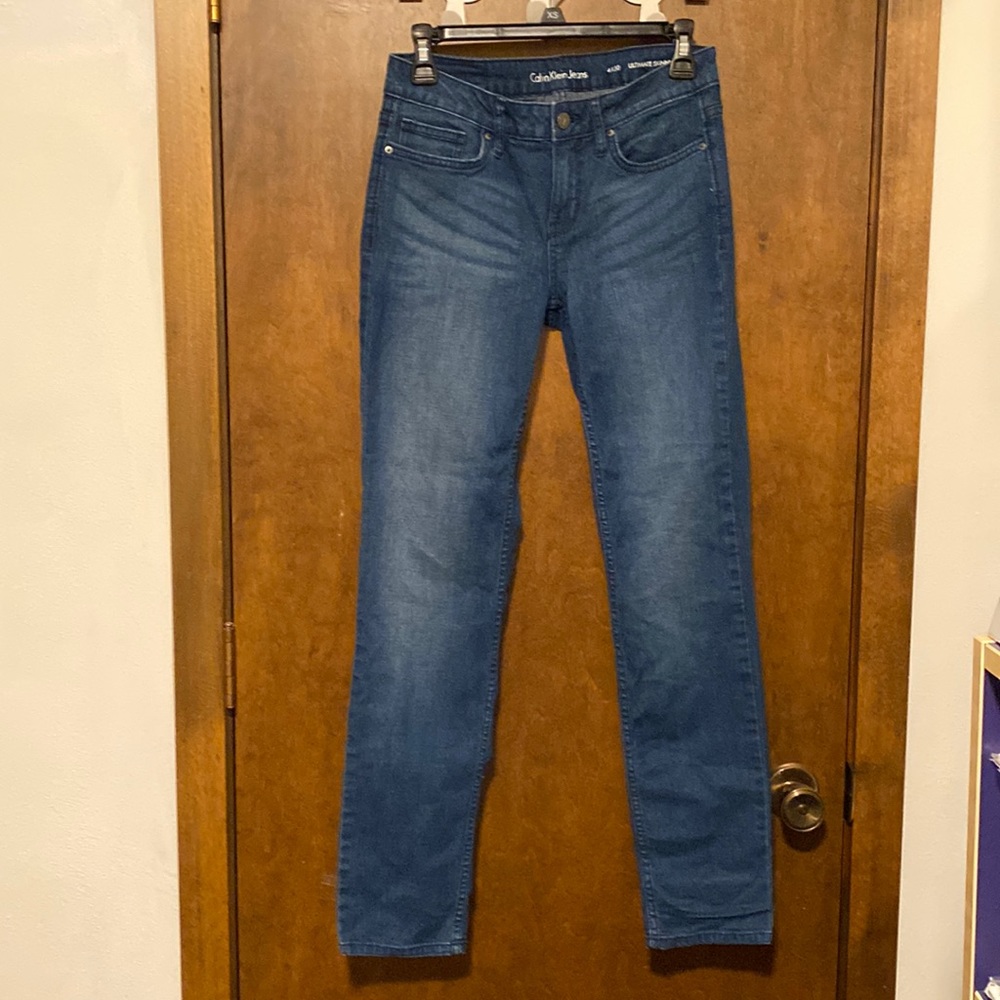 CALVIN KLEIN medium washed denim jeans. Classic back pocket stitching. Size US 4